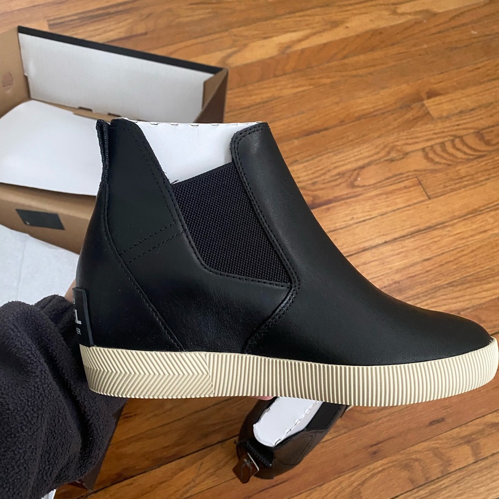 Out N About Slip-On Wedge Sorel Size 6 Woman Black
